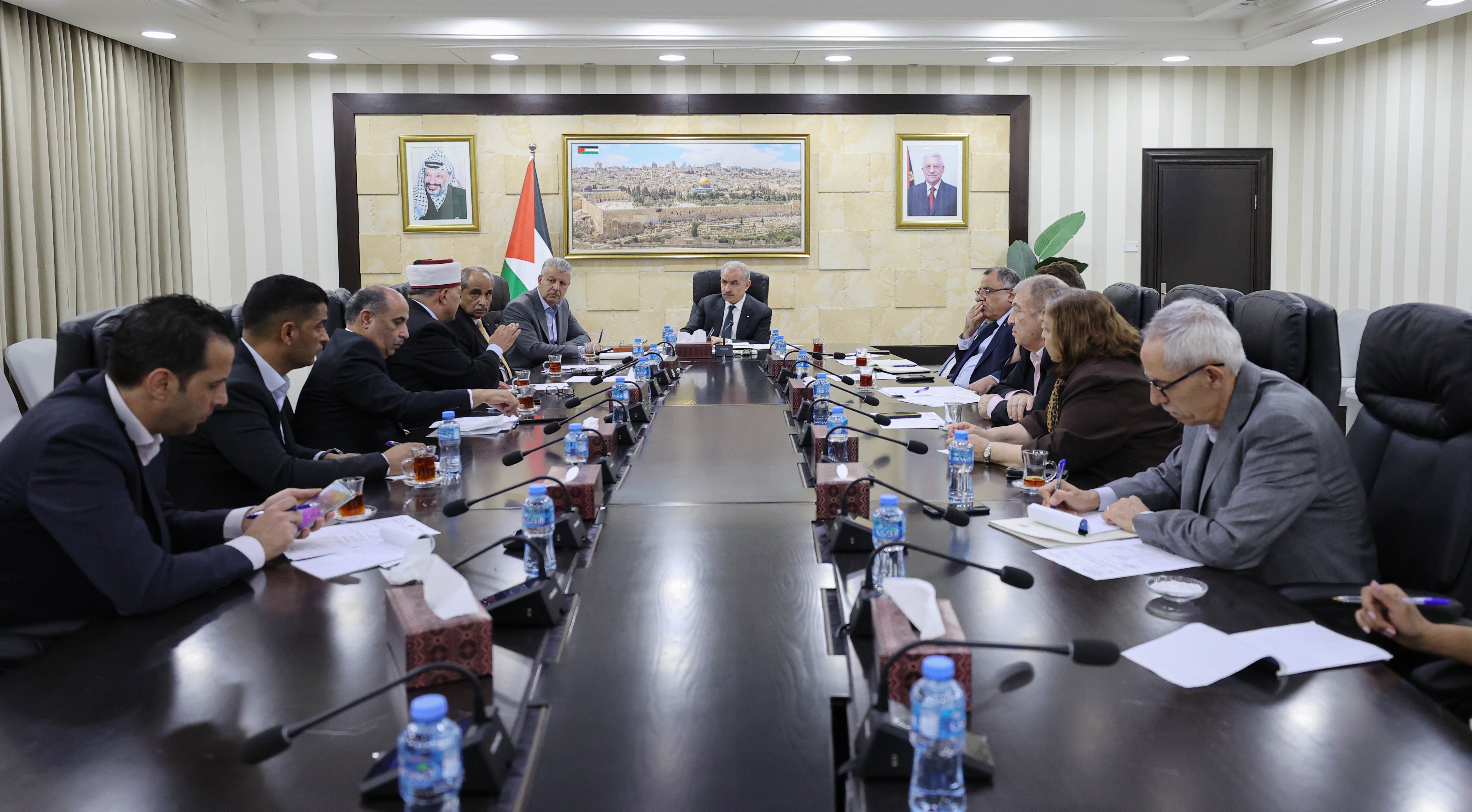 رئيس الوزراء محمد اشتية خلال ترؤسه اجتماع اللجنة الوزارية بشأن إعادة إعمار مخيم ومدينة جنين